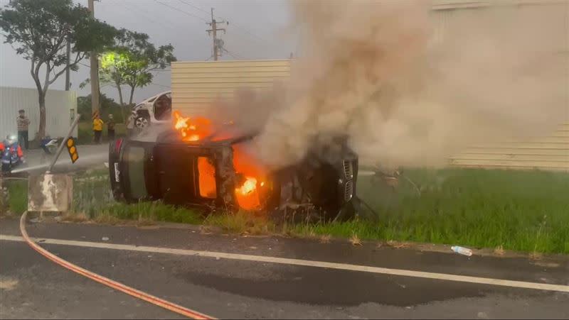 楊哲表示為了閃流浪狗而失控翻車，當時為了逃生奮力踹破玻璃才及時逃生。（圖／翻攝畫面）