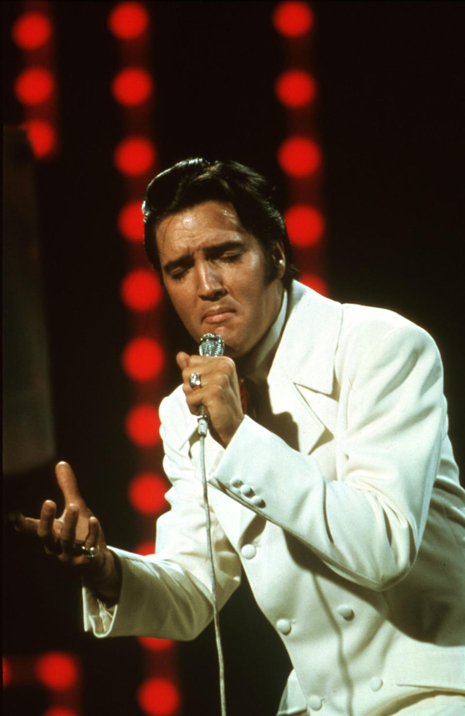 BURBANK, CA - JUNE 27: Rock and roll musician Elvis Presley performing on the Elvis comeback TV special on June 27, 1968. (Photo by Michael Ochs Archives/Getty Images) 