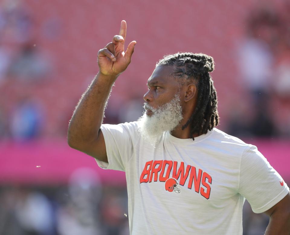 Browns running backs coach Stump Mitchell works with his players before a game against the Los Angeles Chargers on Sunday, Oct. 9, 2022 in Cleveland.