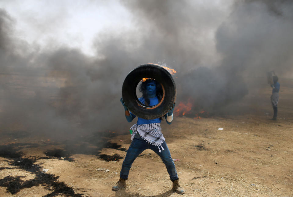 <p>Im Gazastreifen hat sich ein Demonstrant das Gesicht wie eine Figur aus dem Blockbuster „Avatar“ angemalt. An der Grenze zu Israel kommt es seit Wochen zu Unruhen und gewaltsamen Ausschreitungen. (Bild: Reuters/Ibraheem Abu Mustafa) </p>