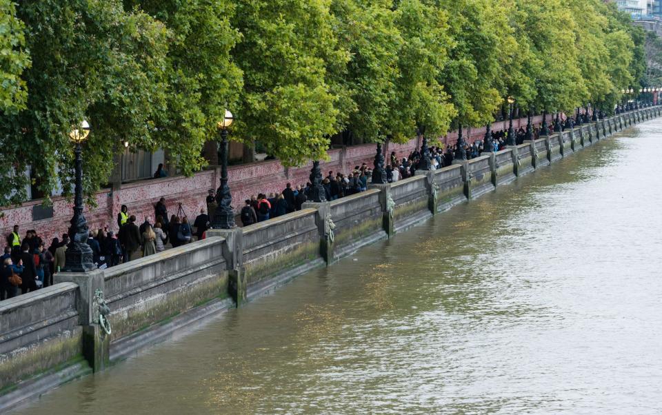 The queue has already passed four miles - Wiktor Szymanowicz/Anadolu Agency 
