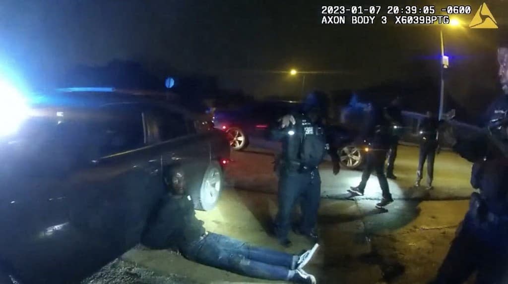 Image tirée d'une vidéo de caméra de la police de Memphis montrant Tyre Nichols menotté au sol et entouré de policiers, à Memphis, le 7 janvier 2023. - HANDOUT / CITY OF MEMPHIS / AFP