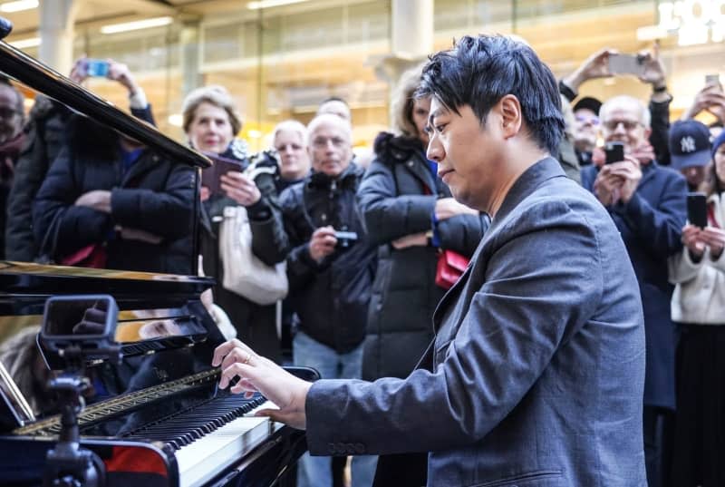 The virtuoso piano playing of Chinese pianest Lang Lang is known around the world. With his new album, he wants to show a new side of himself. Ian West/PA Wire/dpa