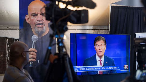 PHOTO: Members of the media watch Republican candidate Mehmet Oz on a TV monitor as he faces off against Democratic Senate candidate for Pennsylvania John Fetterman during the candidates' only debate in Harrisburg, Penn., Oct. 25, 2022. (Jim Lo Scalzo/EPA via Shutterstock)