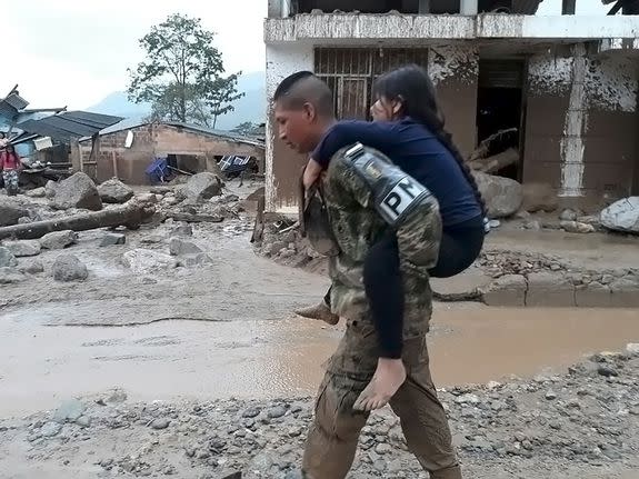 A Colombian soldier carriers a girl in the flooded city of Mocoa, Colombia, April 1, 2017.