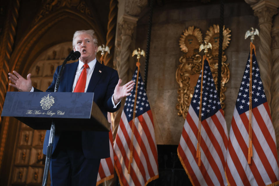 PALM BEACH, FL - 8 AOÛT : l'ancien candidat républicain à la présidence Donald Trump s'exprime lors d'une conférence de presse au complexe hôtelier Mar-a-Lago de Trump, le 8 août 2024, à Palm Beach, en Floride. Les sondages montrent actuellement une course serrée entre Trump et la candidate démocrate à la présidentielle, la vice-présidente américaine Kamala Harris. (Photo par : Joe Raedle/Getty Images)