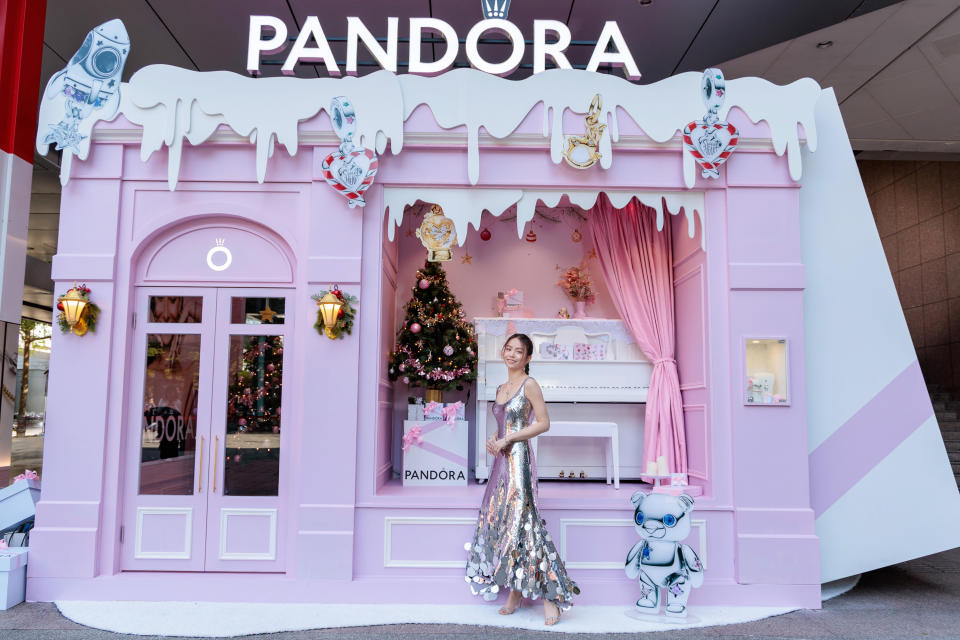 以一襲時尚俐落的銀色洋裝耀眼亮相，並配戴 Pandora Moments 最新冬季系列珠寶。圖片來源：Pandora