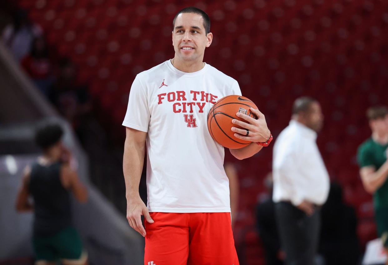 Houston assistant coach Kellen Sampson is set to follow his father as head coach with the Cougars.