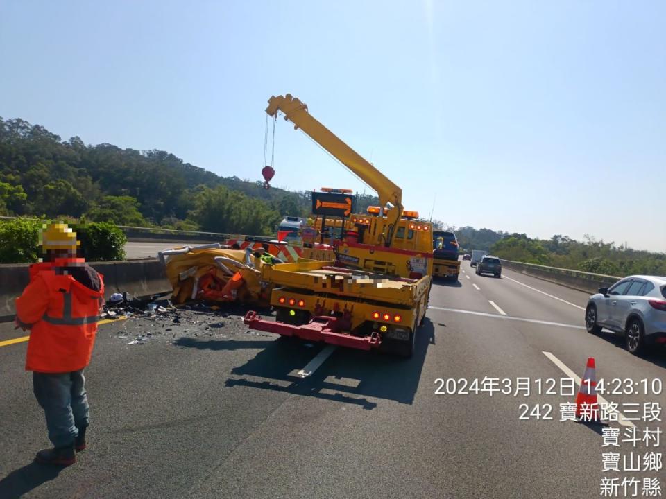 自小客車開啟輔助駕駛系統，倒楣緩撞車遭追撞。（圖：警方提供）