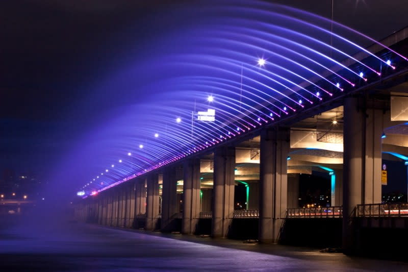 圖／世界特色路橋特搜-韓國首爾盤浦大橋月光彩虹噴泉。
