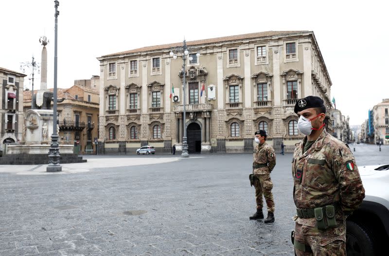 Miembros del ejército con máscaras protectoras patrullan la Piazza Duomo, tras el brote de la enfermedad coronavirus (COVID-19), en Catania, Italia
