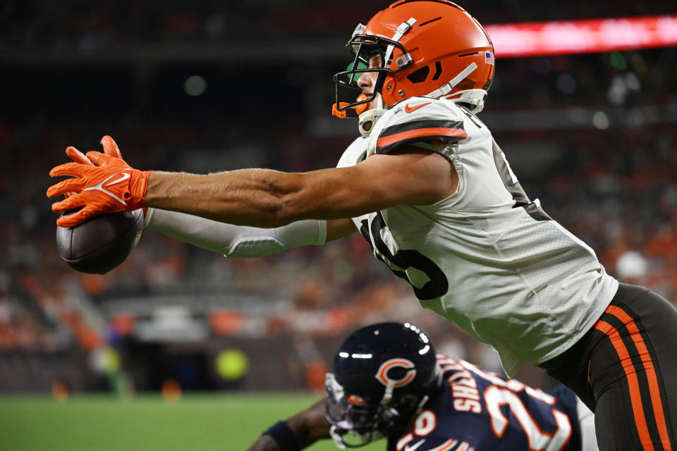 Aug 27, 2022; Cleveland, Ohio, USA; Cleveland Browns tight end Miller Forristall (86) catches a touchdown pass as <a class="link " href="https://sports.yahoo.com/nfl/teams/chicago/" data-i13n="sec:content-canvas;subsec:anchor_text;elm:context_link" data-ylk="slk:Chicago Bears;sec:content-canvas;subsec:anchor_text;elm:context_link;itc:0">Chicago Bears</a> cornerback <a class="link " href="https://sports.yahoo.com/nfl/players/32037" data-i13n="sec:content-canvas;subsec:anchor_text;elm:context_link" data-ylk="slk:Duke Shelley;sec:content-canvas;subsec:anchor_text;elm:context_link;itc:0">Duke Shelley</a> (20) defends during the second half at FirstEnergy Stadium. Mandatory Credit: Ken Blaze-USA TODAY Sports