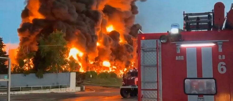 Un réservoir de carburant en feu à Sébastopol, en Crimée occupée par les Russes, ce 29 avril.  - Credit:- / TELEGRAM/ @razvozhaev / AFP