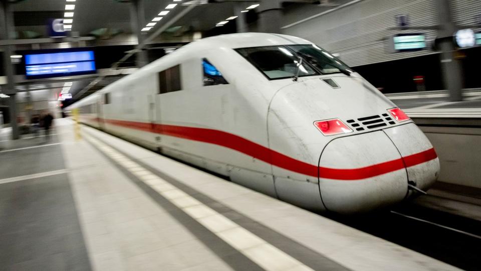 Ein ICE fährt im Berliner Hauptbahnhof ab.