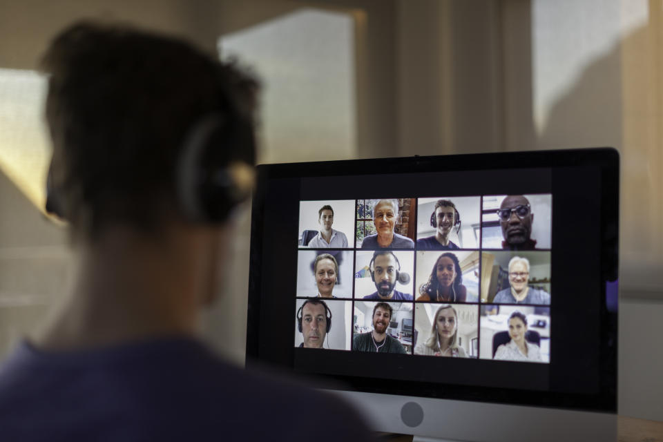 Las videollamadas no siempre son la mejor manera de comunicación entre colegas. Foto: Getty Images. 