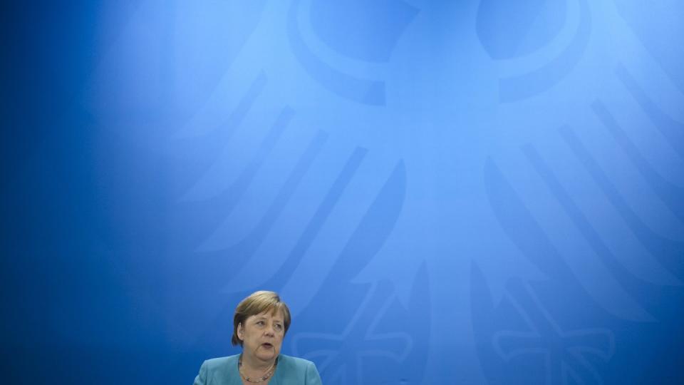 Bundeskanzlerin Merkel spricht auf einer Pressekonferenz nach dem ersten persönlichen Treffen der Ministerpräsidenten der Bundesländer mit ihr seit drei Monaten.