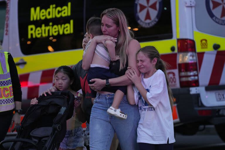 La agresión causó ocho heridos que tuvieron que ser hospitalizados, precisaron desde los servicios de emergencias