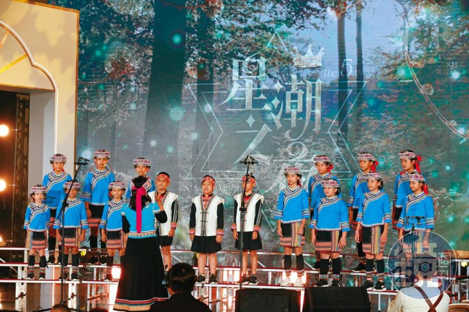 由浪凡慈善基金會資助的花蓮太平國小合唱團登台演出。