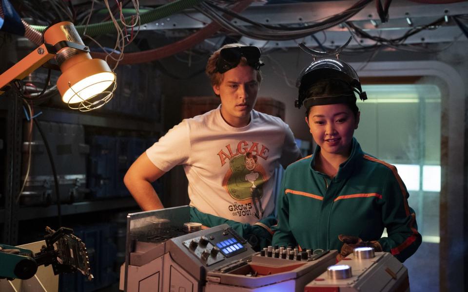 Walt (Cole Sprouse) ist als blinder Passagier auf dem Weg zum Mars. Sophie (Lana Condor) erklärt ihrem Kumpel unterwegs, wie das mit der Raumfahrerei so läuft. (Bild: 2022 Warner Bros. Entertainment/Bob Mahoney)