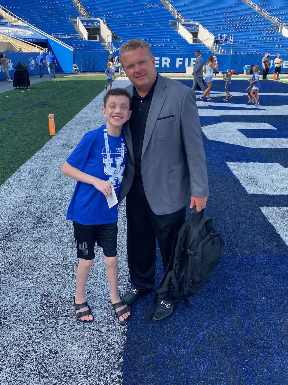 Stone Wolford on the field in Lexington with Eric Wolford, who left Kentucky to lead Alabama football's offensive line ahead of the 2022 season.