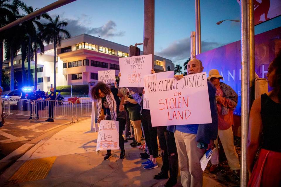 Pro-Palestinian protesters moved to the sidewalk across from the 17th Street parking garage after being told by police they couldn’t stand outside the Miami Beach Botantical Garden across from a climate conference at the Convention Center. Ashley Miznazi/amiznazi@miamiherald.com