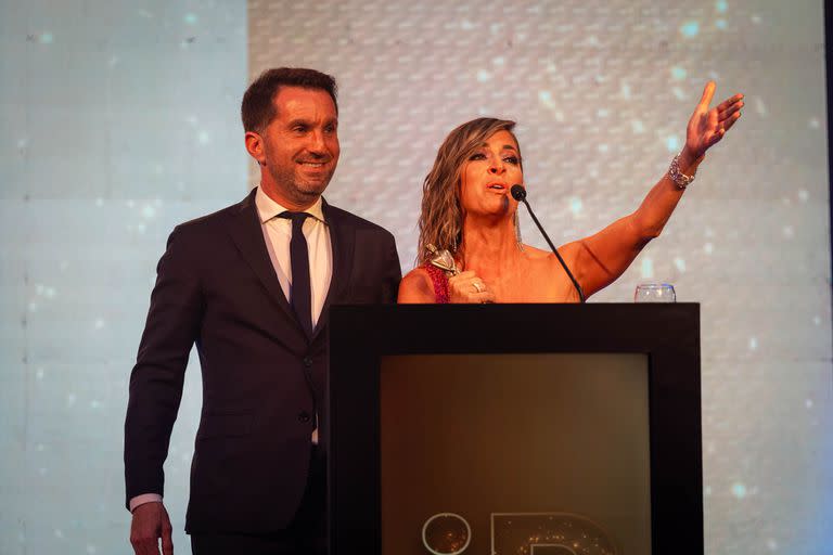 Sandra Borghi y Gonzalo Aziz reciben su premio a mejor programa periodístico semanal 2020 por Aire de Noticias