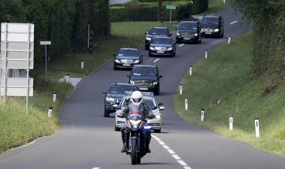 The car convoy of Russia's President Vladimir Putin arrives for the wedding of Austria's Foreign Minister Karin Kneissl and Wolfgang Meilinger in Sulztal an der Weinstrasse, Austria, Satursday, Aug. 18, 2018. (AP Photo/Ronald Zak)