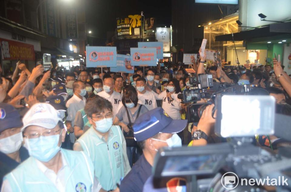 陳時中逛嘉義市文化路夜市時，受到民眾熱情簇擁。   圖：蔡坤龍/攝