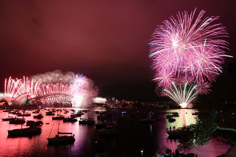 FEUX D'ARTIFICE ET RUES DÉSERTES POUR SALUER LA FIN DE 2020