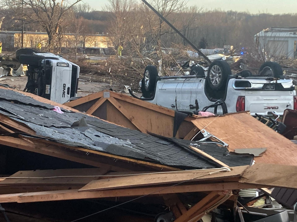 Vehículos volcados y estructuras dañadas yacen en el suelo el viernes 31 de marzo de 2023, luego de que un tornado pasó por Coralville, Iowa. (AP Foto/Ryan Foley)