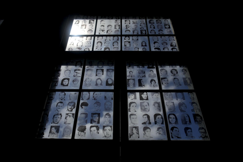 Fotografías de personas desaparecidas durante la dictadura argentina llenan una ventana en el Museo del Espacio para la Memoria y la Promoción y Defensa de los Derechos Humanos (ESMA) en Buenos Aires, Argentina, el martes 19 de marzo de 2024. La ESMA albergó el centro de detención ilegal más infame durante la dictadura. (AP Foto/Natacha Pisarenko)