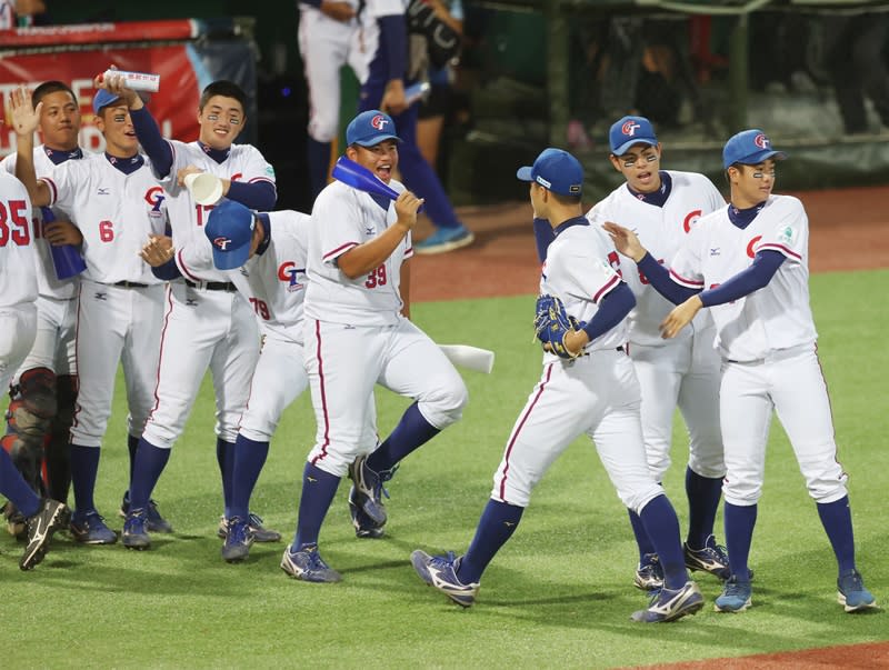 U18世界盃棒球賽冠軍戰10日晚間在天母棒球場展開，中華隊先發投手孫易磊（右3）在化解1局失分危機後，休息區隊友們紛紛上前擊掌致意。（中央社）
