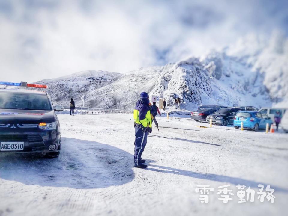 合歡山翠峰至大禹嶺路段7點起限掛雪鏈通行   圖：取自粉專「南投縣政府警察局仁愛分局」