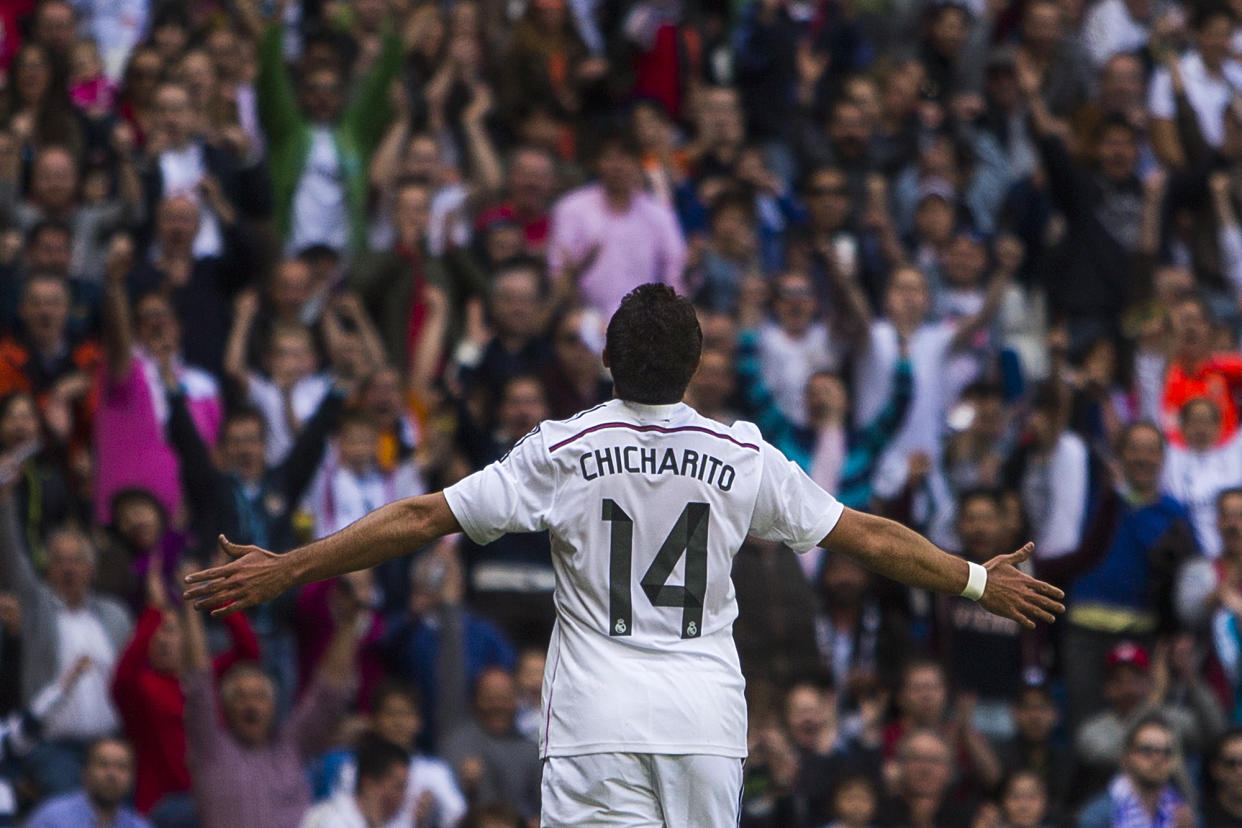 El mexicano Javier &quot;Chicharito&quot; Hernández, del Real Madrid, celebra su gol durante un encuentro de la liga española frente al Eibar, el sábado 11 de abril de 2015 (AP Foto/Andres Kudacki)