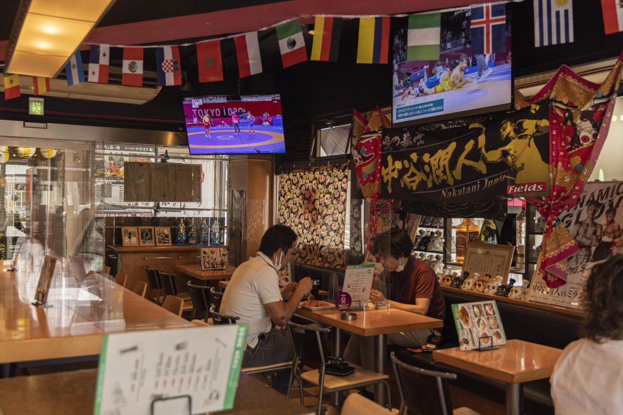 Una transmisión de eventos olímpicos en un bar deportivo en el vecindario de Shibuya en Tokio, el lunes 2 de agosto de 2021. (Hiroko Masuike/The New York Times)