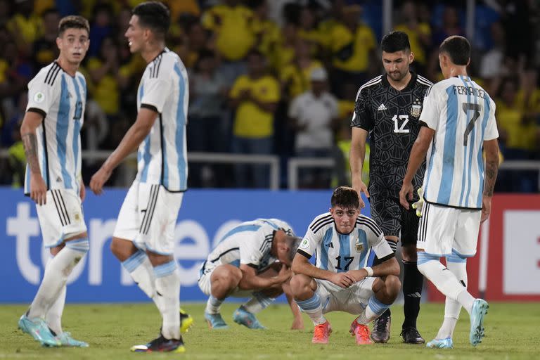 Los chicos argentinos no lo pueden creer: la derrota con el local Colombia dejó afuera del torneo al seleccionado albiceleste muy pronto.