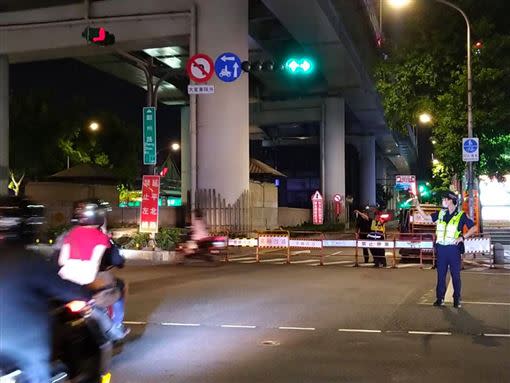 警方出動拒馬封路。（圖／翻攝自台灣機車路權促進會臉書）