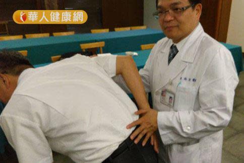醫師陳瑞源（右）強調，車陣所引起的椎間盤突出，臨床較少見。（攝影／記者張世傑）