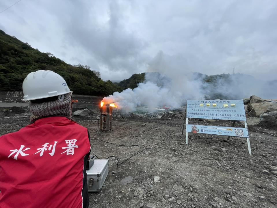 水利署視天候條件，在水庫集水區適時實施人工增雨作業。（圖：水利署提供）