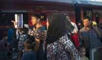 Migrants rush on the platform to make their German connection train after arriving from Budapest at Vienna's Westbahnhof railway station on August 31, 2015