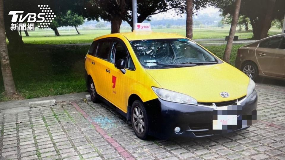 停在堤外停車場的計程車遭破窗行竊。（圖／TVBS）