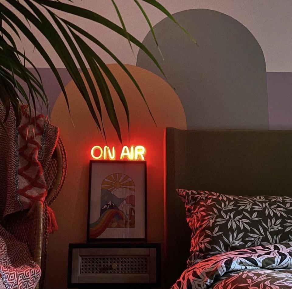 A DIY fan has transformed his bedroom into an incredible eclectic paradise. (@inside.number.twelve and Mattressonline.co.uk)