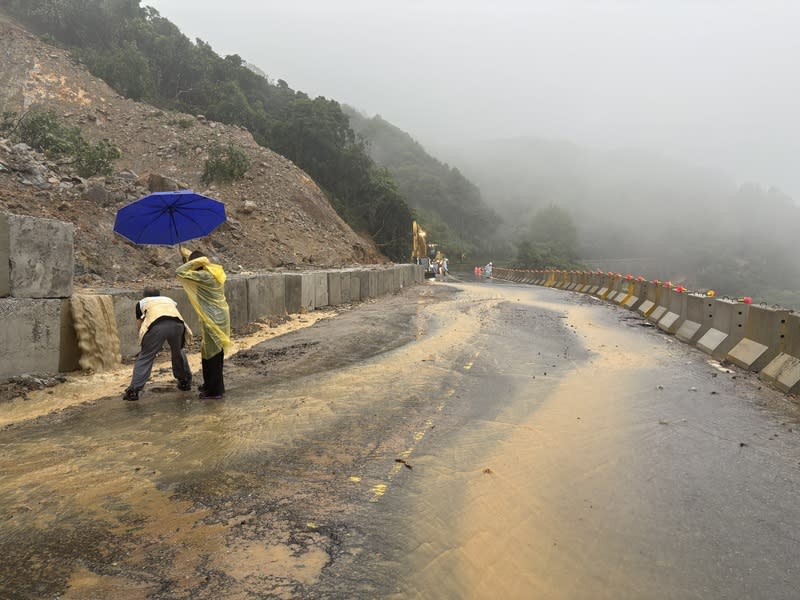 北海岸豪雨致災  陽金公路泥水漫流 北海岸4日遭豪雨襲擊，陽金公路山坡坍方；由於8日 山區再度出現雨勢，路面仍有泥水不斷流下。 中央社記者高華謙攝  113年10月8日 