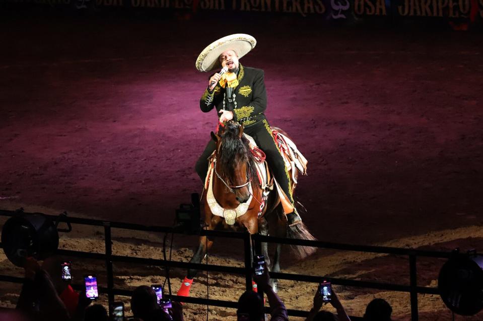 Pepe Aguilar durante su presentación del viernes 14 de Jaripeo Sin Fronteras Tour 2022 en el Crypto.com Arena.