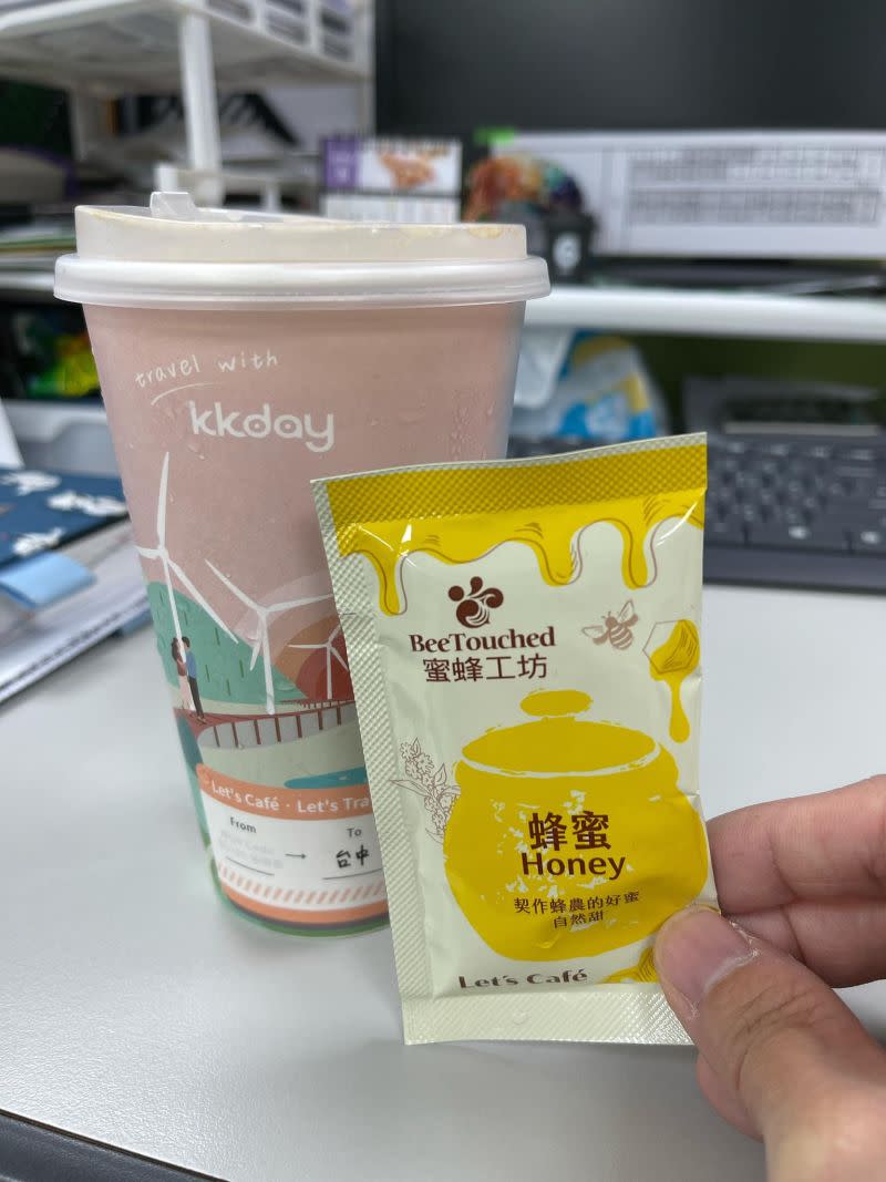 ▲不只買拿鐵送蜂蜜包，明日起買Let’s Café及私品茶全品項都大放送。（圖／取自「全家便利商店 / 7-11 超商新品&好物分享區」）