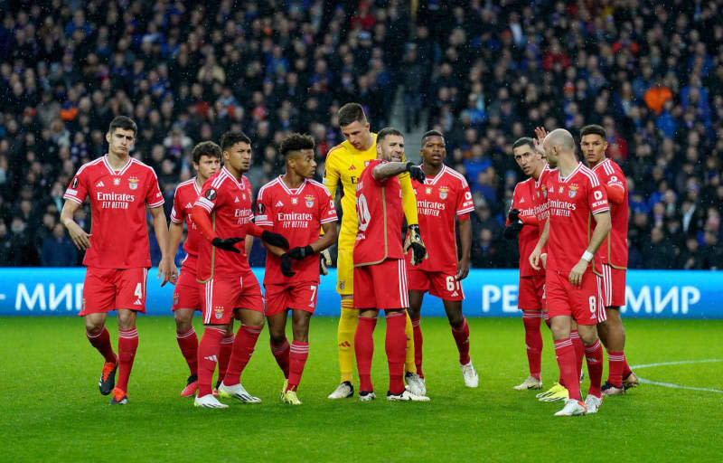 Benfica players huddle ahead of the UEFA Europa League Round of 16, second leg soccer match between Rangers and Benfica at the Ibrox Stadium. Andrew Milligan/PA Wire/dpa