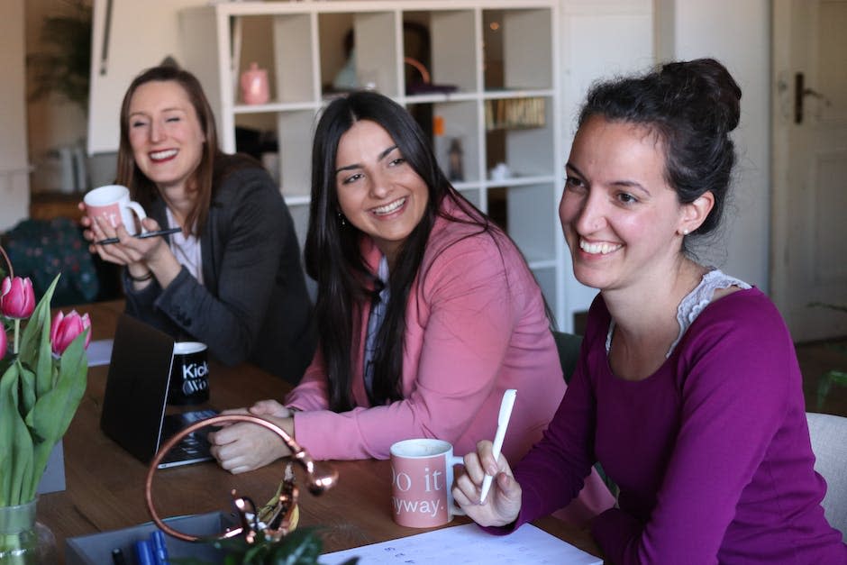 Tres Mujeres, Sonriente