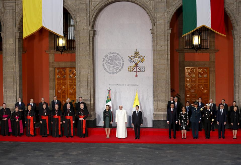 Pope Francis (C), Mexico's President Enrique Pena Nieto (centre R) and Mexico's first lady Angelica Rivera (centre L) participate in a ceremony at the National Palace in Mexico City, February 13, 2016. (REUTERS/Tomas Bravo)