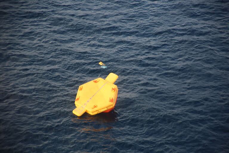 una balsa de rescate sacada de un avión durante las operaciones de búsqueda y rescate después de que un avión Osprey estadounidense se estrellara en el mar frente a la isla de Yakushima.