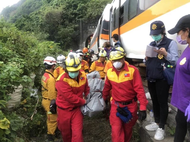 太魯閣號事故造成50人死亡，其中是有2名台鐵司機員。   圖：基隆市消防局／提供